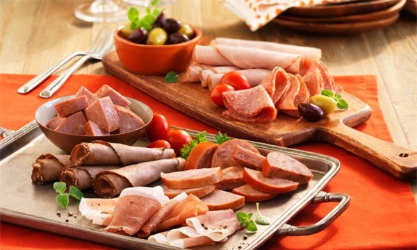 Những thực phẩm gây ung thư hàng đầu phải kể đến các loại thịt chế biến sẵn