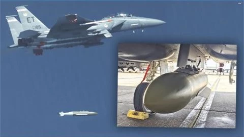 F-15E lan dau dung bom 2,5 tan diet muc tieu