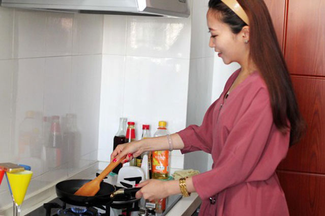 Hít khói dầu khi nấu ăn có nguy cơ bị ung thư