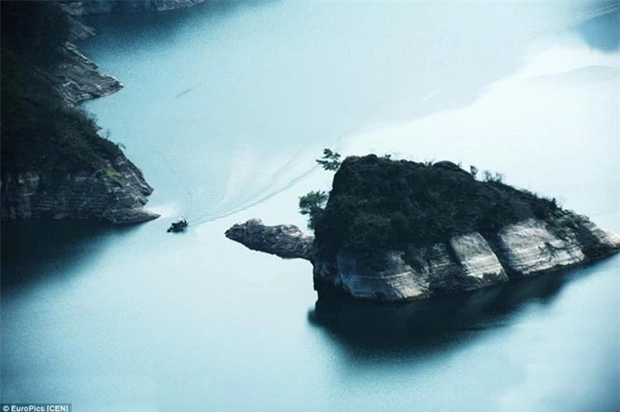 Turtle shape become most visible when the Three Gorges Reservior sends water downstream and the water level drops to 163-168 metres