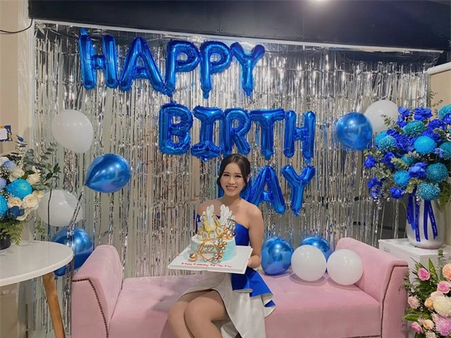 Tiểu Vy “lột” trang sức hàng hiệu tặng sinh nhật Hoa hậu Đỗ Hà - Ảnh 2.