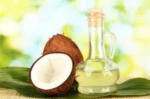 Có thể dùng dầu dừa nguyên chất hoặc kết hợp với đường nâu để xóa nám 