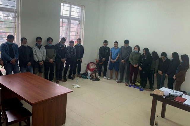 Triệt phá sới bạc trên đồi keo, bắt giữ 19 đối tượng