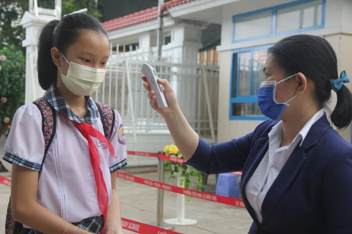 Học sinh sẽ được tiêm đầy đủ 2 mũi vaccine trước khi trở lại trường Ảnh: ĐẶNG TRINH.