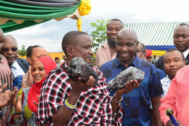 Tìm thấy 3 cục đá thâm sì như cột nhà cháy, thanh niên bỗng thành tỷ phú