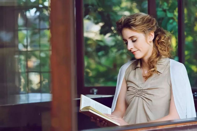 Phụ nữ tao nhã thanh lịch đẹp hơn gấp bội phần trang điểm bồi đắp dung mạo