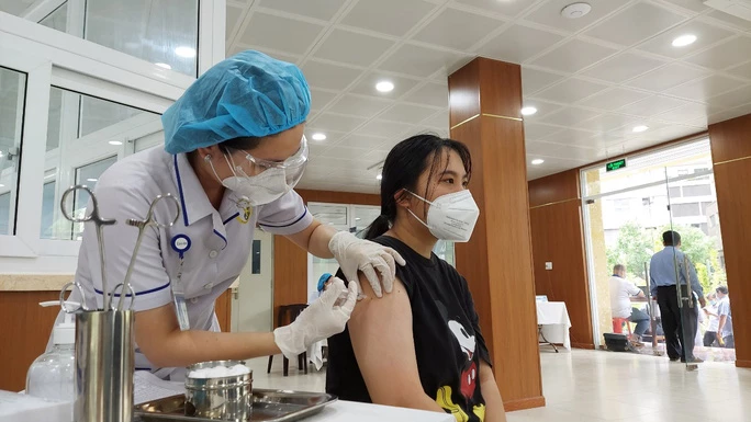 Nhân viên y tế tại Viện Y dược học dân tộc TP Hồ Chí Minh tiêm vaccine cho người dân trên địa bàn quận Phú Nhuận, TP Hồ Chí Minh.