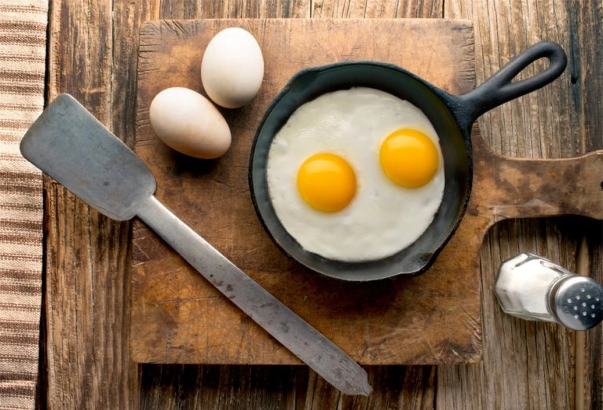 Trứng: Trứng luôn luôn chứa khuẩn Salmonella gây bệnh về đường ruột. Một số phương pháp chế biến trứng đòi hỏi sử dụng nhiệt độ vừa phải trong thời gian ngắn, điều này khiến vi khuẩn vẫn có thể tồn tại trong trứng. Khi bạn để trứng đã nấu ở nhiệt độ phòng trong thời gian dài, các vi khuẩn này sẽ nhân lên đến mức độ nguy hiểm.