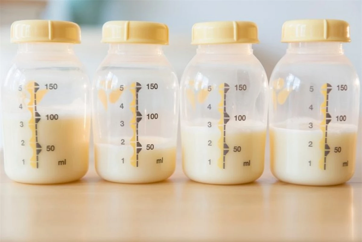 Sữa mẹ: Sữa mẹ là một trong những thực phẩm tốt nhất cho trẻ sơ sinh, nhưng các chuyên gia khuyến cáo không nên đun nóng sữa mẹ. Trẻ sơ sinh khi bú sữa bằng bình đã làm bẩn bình với nước bọt của mình, khi đó sữa có thể trở thành môi trường lý tưởng cho vi khuẩn phát triển.