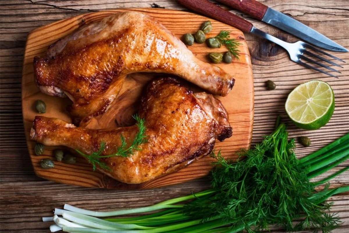 Thịt gà: Giống như trứng, thịt gà tươi sống thường chứa khuẩn Salmonella. Khi để thịt gà ở nhiệt độ phòng trong thời gian dài, vi khuẩn này sẽ sinh sôi nhanh chóng, gây viêm đường ruột khi ăn vào. Để đảm bảo tiêu diệt hết khuẩn Salmonella, bạn hãy nấu chín thịt gà ở nhiệt độ ít nhất 165 độ C, chú ý lật thịt để thịt chín đều và không nấu lại nhiều lần.