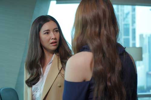 Đang giàn giụa nước mắt trước mặt bố mẹ chồng, thấy tôi bực tức bỏ ra khỏi phòng, chị dâu liền nở một nụ cười đắc thắng