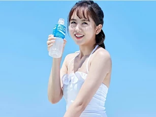 Uống nước đúng chuẩn trong ngày hè giúp da sáng mịn, hồng hào như gái 18