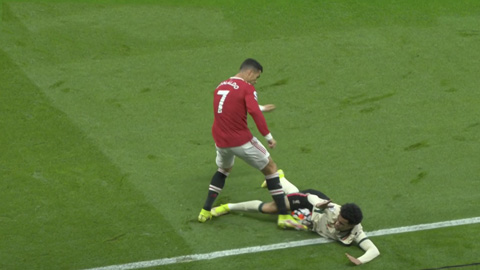 Chứng kiến MU bị hạ nhục, Ronaldo nổi điên đá người