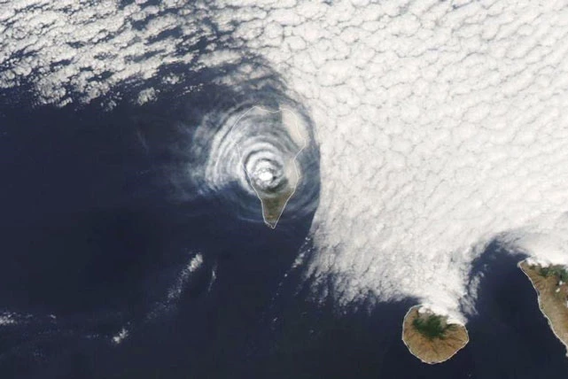 Đám mây hình mắt bò phía trên núi lửa tuôn trào ở La Palma, Tây Ban Nha.
