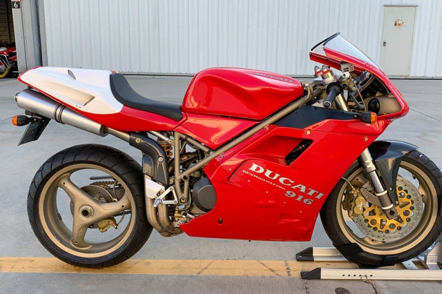 7. Ducati 916.