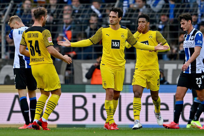 Hạ Bielefeld 3-1, Dortmund bám sát Bayern Munich