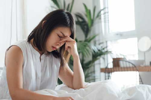 Tôi định đóng cửa phòng đi ngủ thì mẹ chồng đưa cho chai nước mắm bảo mang vào giường, biết lý do mà tôi chết sững