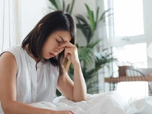Tôi định đóng cửa phòng đi ngủ thì mẹ chồng đưa cho chai nước mắm bảo mang vào giường, biết lý do mà tôi chết sững