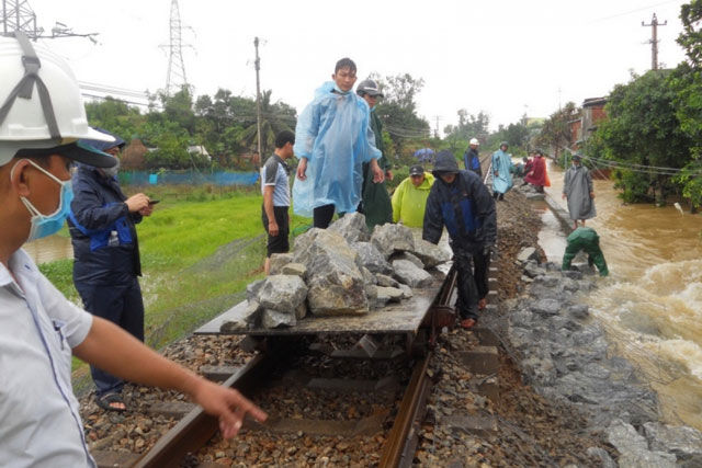 Lũ lụt miền Trung: Đường sắt đứt gãy, đường bộ ngập lũ, cao tốc sạt lở