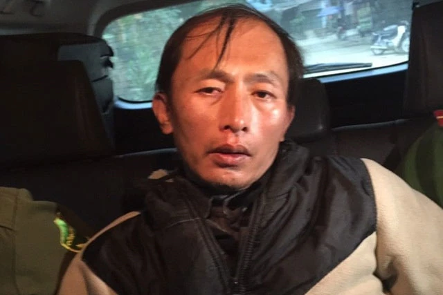 Lực lượng chức năng di lý Trần Văn Hiếu về Bắc Giang để điều tra vụ thảm án.