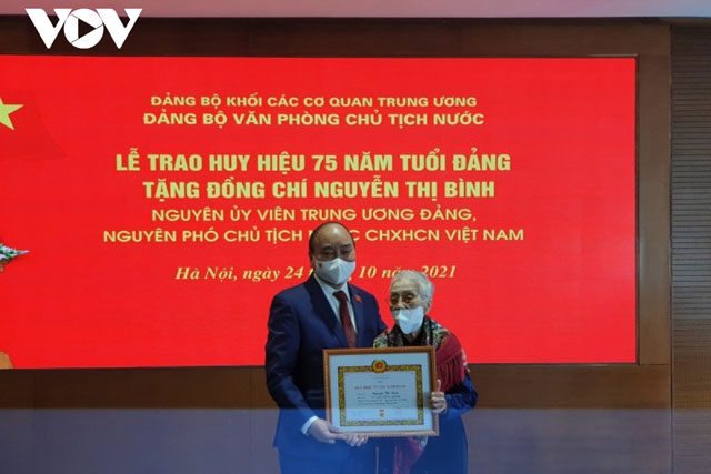 Chủ tịch nước trao Huy hiệu 75 năm tuổi Đảng cho nguyên Phó Chủ tịch nước Nguyễn Thị Bình