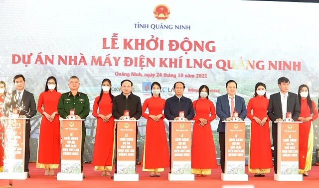 Phó Thủ tướng Lê Văn Thành và các đại biểu thực hiện nghi thức khởi động Dự án. Ảnh: VGP/Đức Tuân