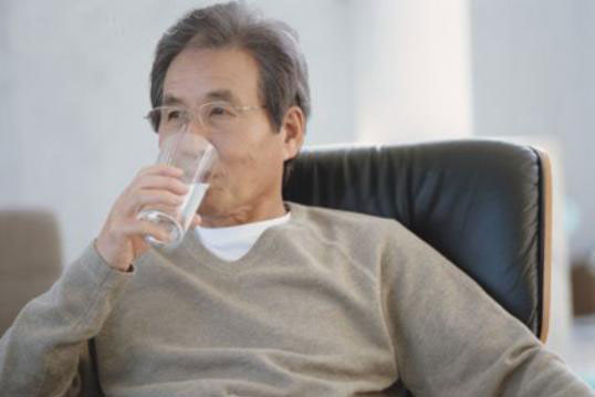 Uống một cốc nước vào ban đêm có thể phòng nhiều bệnh