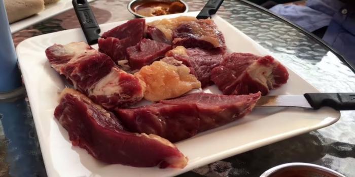 Thịt sống là đặc sản không thể thiếu ở đất nước này