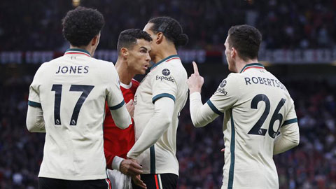 Van Dijk 'tí thì tẩn' Ronaldo sau pha phạm lỗi với Curtis Jones