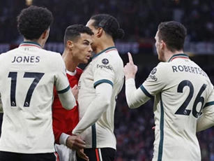 Van Dijk 'tí thì tẩn' Ronaldo sau pha phạm lỗi với Curtis Jones
