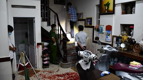 Công an khám nghiệm hiện trường. Công an khám nghiệm hiện trường.