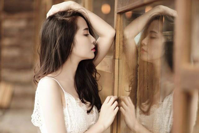 Cứ suốt ngày than thở gánh nặng chồng con, sao đàn bà không học cách tự yêu lấy mình