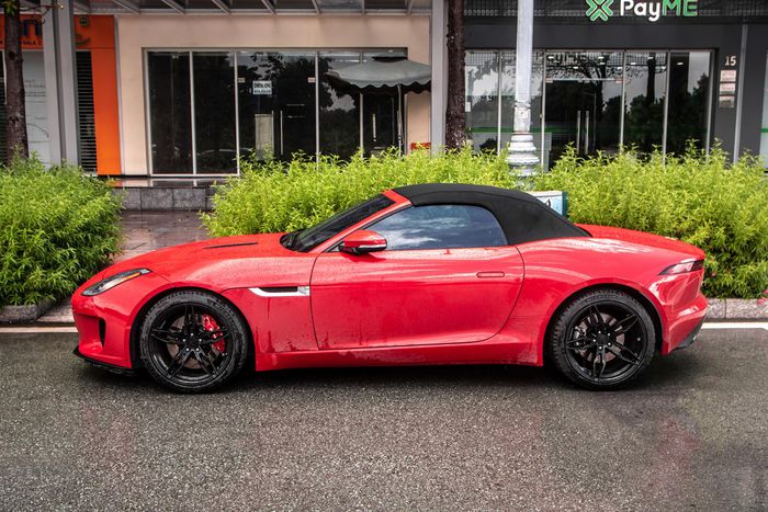 Ngắm Jaguar F-Type mui trần hàng hiếm tại TP Hồ Chí Minh