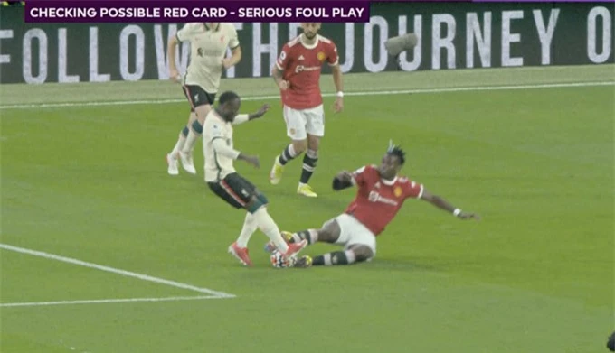 Pha vào bóng thô bạo của Pogba với Keita