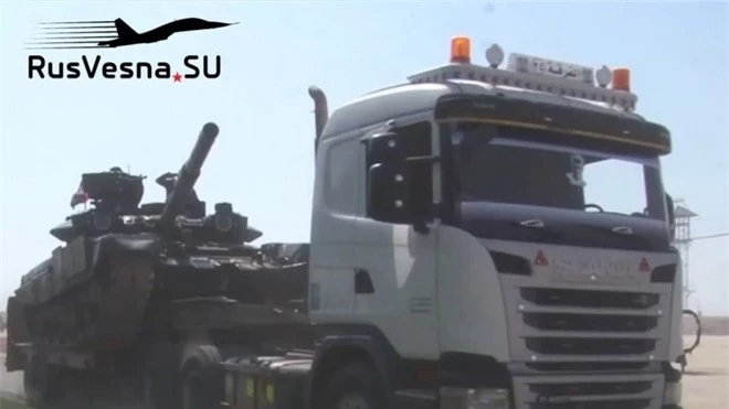 Theo hình ảnh được công bố, trong đợt điều động này của SAA có hàng loạt xe tăng hạng nặng T-90A, xe chiến đấu bộ binh BMP-2, pháo phản lực BM-21 Grad và pháo tự hành 2S1 Gvozdika.