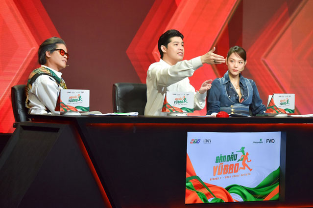 Đang hạnh phúc trong tình yêu nhưng Minh Hằng vẫn công khai thể hiện sự yêu mến chàng trai này trên sóng truyền hình