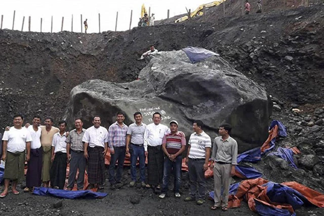 Những người thợ mỏ và chính trị gia địa phương U Tint Soe chụp ảnh lưu niệm cùng khối ngọc bích thô lớn nhất nước. Ảnh: AFP