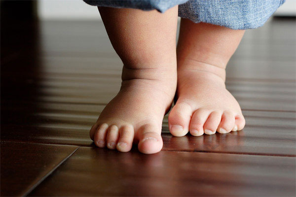 Những lợi ích bất ngờ của việc cho con đi chân trần, cha mẹ nên biết