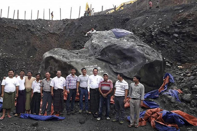 Bất ngờ đào trúng cục ngọc to như căn phòng, nặng bằng hơn trăm chiếc Camry, giá nghìn tỷ