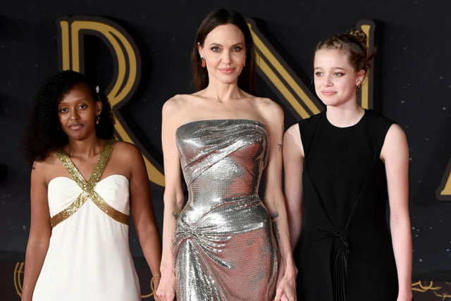 Angelina Jolie diện đầm ôm sát hút mọi ánh nhìn, dắt tay 2 con gái đẹp như thiên thần trên thảm đỏ LHP Rome