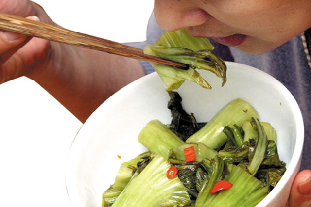 Muối dưa trong bình nhựa - mang họa vào thân