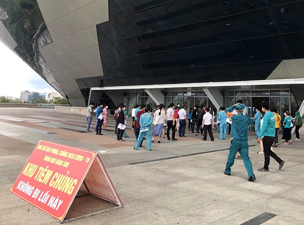 Người lao động ngành hàng hải khu vực Đà Nẵng tham gia tiêm vaccine phòng COVID-19 tại Cung Thể thao Tiên Sơn (Ảnh do Cảng vụ Hàng hải Đà Nẵng cung cấp)