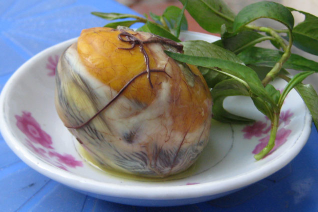 Trẻ em dưới 5 tuổi không nên ăn trứng vịt lộn