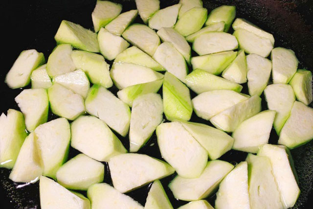 Xào mướp cứ bị thâm đen là do chị em chưa biết mẹo này, áp dụng ngay để món ăn thêm ngon!