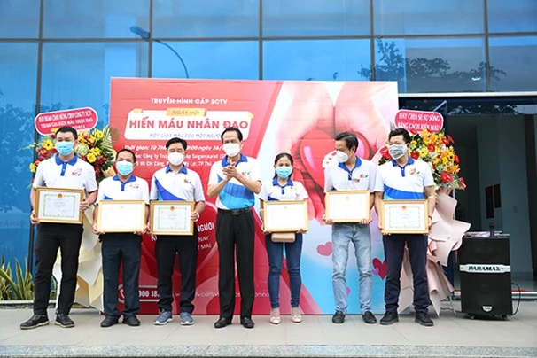 Tổng giám đốc SCTV Trần Văn Úy trao giấy khen cho các CBNV đã hiến máu từ 10 lần trở lên.
