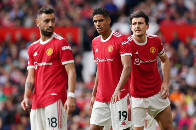 Hàng thủ MU & trò chơi sinh tồn trước đàn 'hổ dữ'