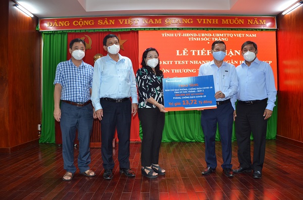 Thường trực Ban Chỉ đạo phòng, chống dịch COVID-19 tỉnh Sóc Trăng đã tổ chức buổi lễ tiếp nhận 300.000 kit test nhanh từ nhà tài trợ.