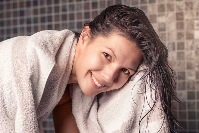 Gội đầu theo những tips chuẩn salon này, tình trạng tóc rụng sẽ giảm đi nhiều