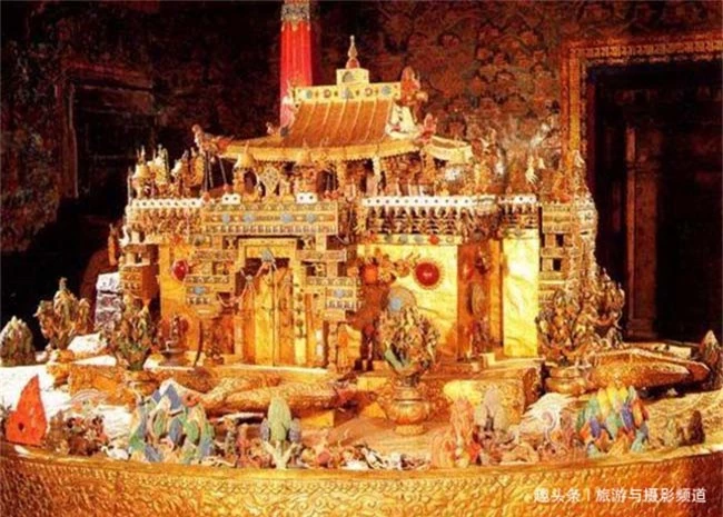 Huyền bí cung điện bằng vàng ròng, kỳ quan tôn giáo hiếm có trên thế giới 9