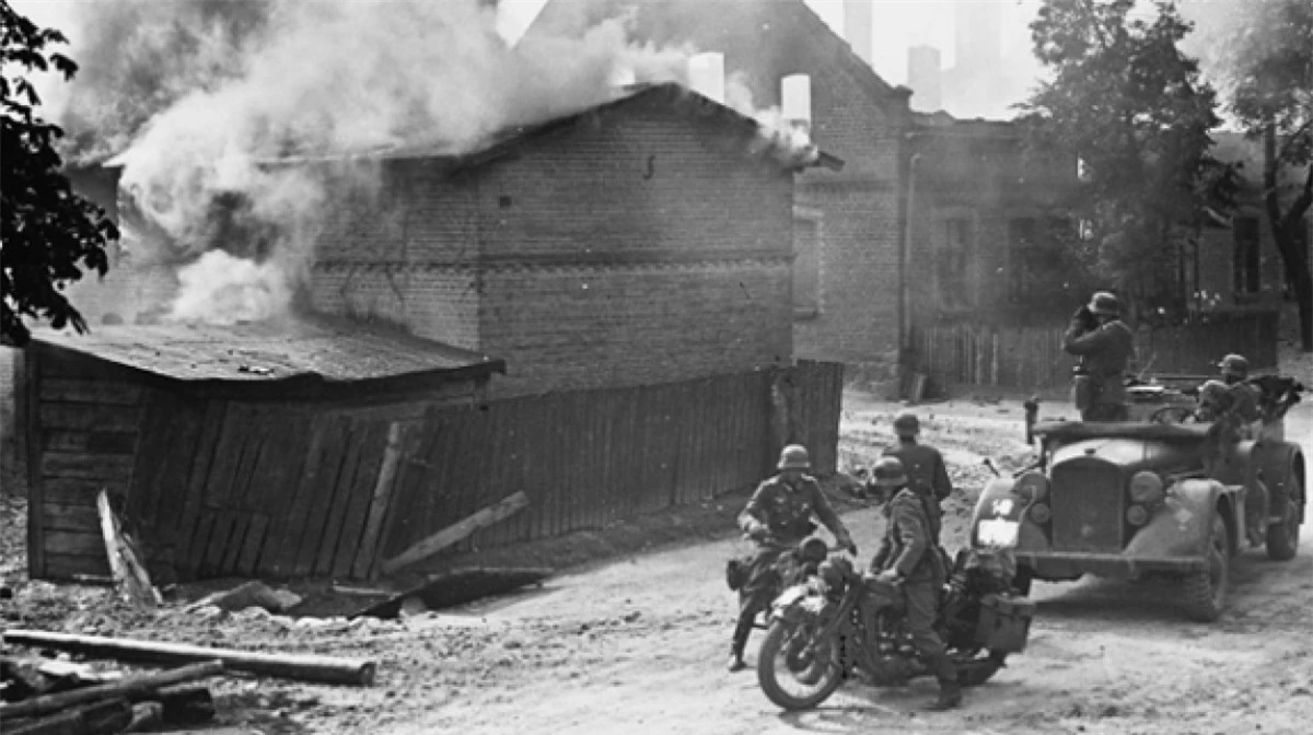 Lính Đức Quốc xã đốt cháy làng Khatyn. Ảnh: Getty Images